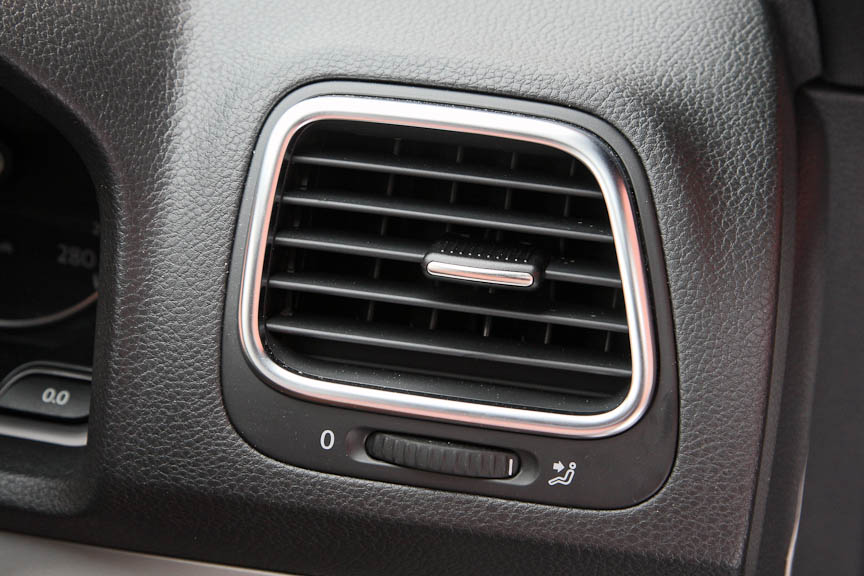 エアコンの吹き出し口にはクロームタイプのリングを装着。TSIにも同様のリングが装着されるが、そちらはブラック仕上げとなっている