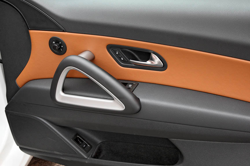 クーペならではの長いドアにはウインドウスイッチのほか、ドアミラーの操作ダイヤル、下部にはトランクのオープナーが配置される