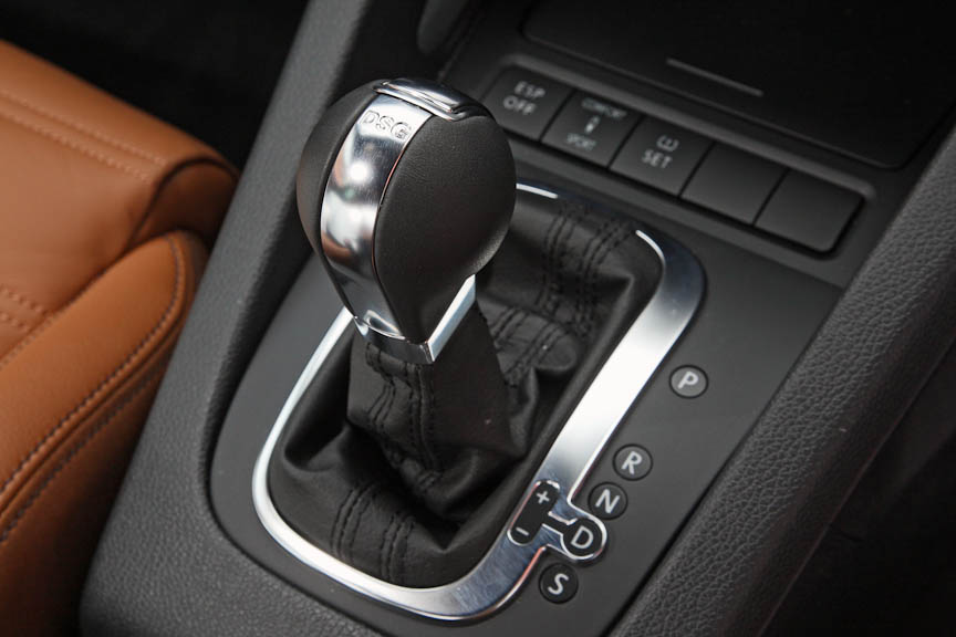 シフトレバーはP-R-N-D-Sの5レンジ。Dレンジでは左に倒すことでマニュアル操作も可能。同時にステアリング奥に設けられたシフトパドルでの操作も可能だ