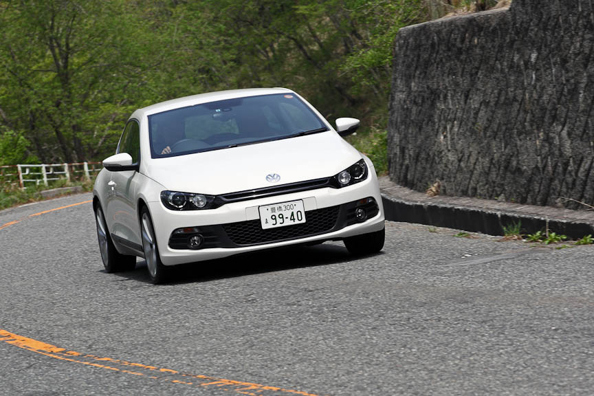 TSIの軽快感に対し、こちらは圧倒的な動力性能によるスポーティーな走りが身上。6速DSGによる加速感、DCCをはじめとした電子制御による安定感、よりファットな235/40 R18タイヤのアドバンテージなど、とにかく走りを楽しむことに集中できる