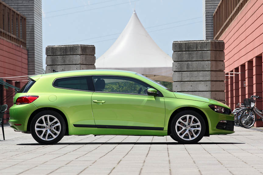 新生フォルクスワーゲンのアイデンティティとなる水平基調のフロントデザインを採用。また、旧世代のシロッコがいわゆるファストバッククーペだったのに対し、新型はリアエンド近くまでルーフを伸ばした独創的なフォルムを採用。リアシートの居住性とラゲッジルームの容量を確保している。ルーフエンドにはスポイラーが装着されるほか、リアウインドー両端に小さなフィンを取り付けることで、空力特性の向上も図られている