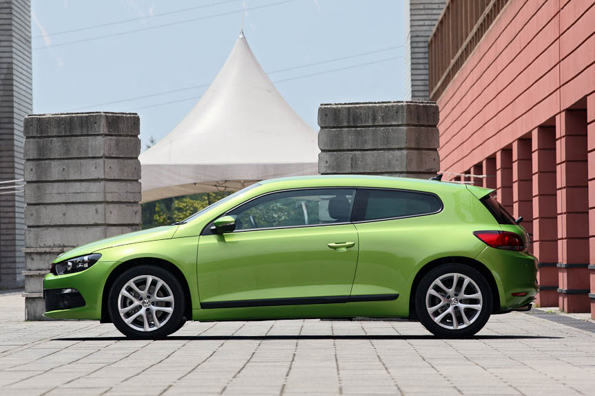 新生フォルクスワーゲンのアイデンティティとなる水平基調のフロントデザインを採用。また、旧世代のシロッコがいわゆるファストバッククーペだったのに対し、新型はリアエンド近くまでルーフを伸ばした独創的なフォルムを採用。リアシートの居住性とラゲッジルームの容量を確保している。ルーフエンドにはスポイラーが装着されるほか、リアウインドー両端に小さなフィンを取り付けることで、空力特性の向上も図られている