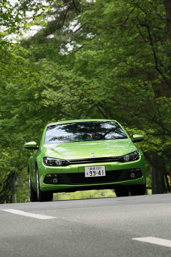 1.4リッターエンジンはツインチャージャーの搭載により走りは軽快。過給切り替えによるラグやトルクの落ち込みもほとんど感じられず、大排気量の自然吸気エンジン車に乗っているような印象だ