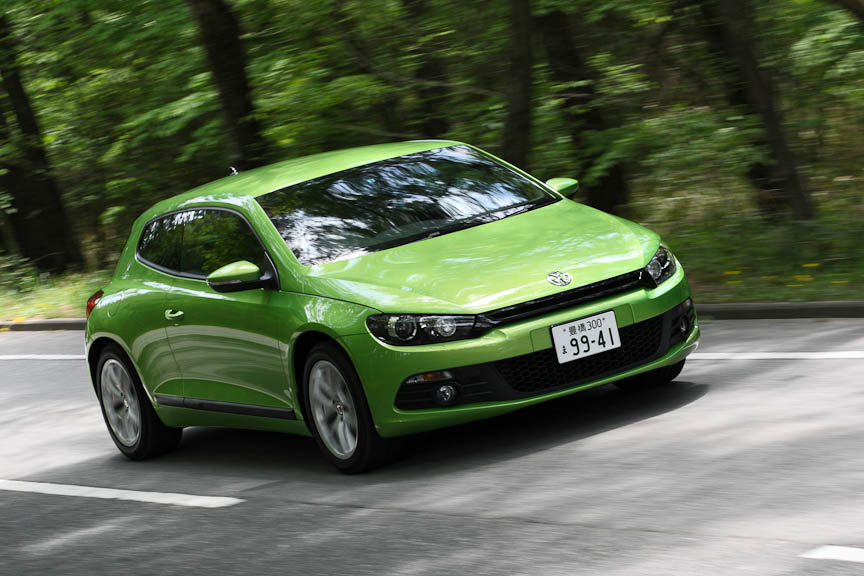 1.4リッターエンジンはツインチャージャーの搭載により走りは軽快。過給切り替えによるラグやトルクの落ち込みもほとんど感じられず、大排気量の自然吸気エンジン車に乗っているような印象だ