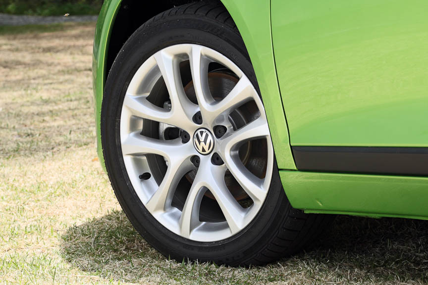 2.0 TSIが18インチホイールを装着するのに対し、こちらは17インチの5ツインスポークタイプ「Donington（ドニントン）」を標準装着。タイヤは235/45 R17で、前後同サイズ