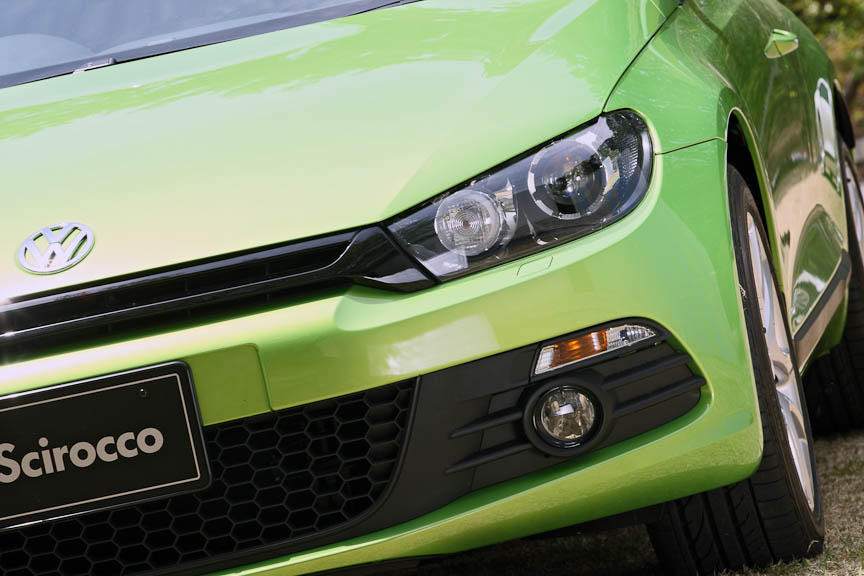 新世代のフォルクスワーゲンであることを感じさせるフロントデザイン。グリルとともにブラックアウトされたヘッドライトが、ボリューム感とシャープさを強調。ヘッドライトはコーナーリングライト、オートハイトコントロール機能を内蔵したバイキセノンタイプ。ヘッドライトウォッシャーも標準装備だ