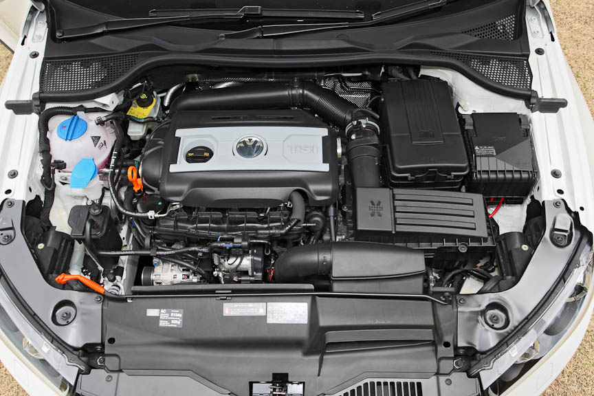 2リッターの直列4気筒DOHCターボエンジンを搭載。最高出力は147kW（200PS）/5100-6000rpm、最大トルクは280Nm（28.6kgm）/1700-5000rpmとスペック上はゴルフGTIに搭載されるBWA型ユニットとほぼ同じ。だが、シロッコが搭載するCAWユニットは効率化が図られ、10･15モード燃費は12.6km/Lから13.2km/Lと向上している（※車重はシロッコ2.0 TSIが1360kg、ゴルフGTIが1460kg）
