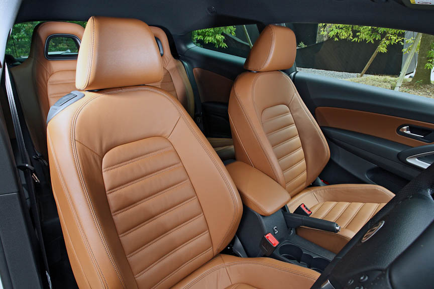 2.0 TSIのシートはレザータイプが標準。さらに運転席が8ウェイパワーシートとなるほか、運転席＆助手席ともにパワーランバーサポートとシートヒーターを採用。イージーエントリーも電動化されている。写真のトリュフカラーはキャンディホワイトとディープブラックパールエフェクトのボディカラー選択時のみ装着可能。それ以外はブラックレザーとなる（前記2色はブラックレザーも選択可能）