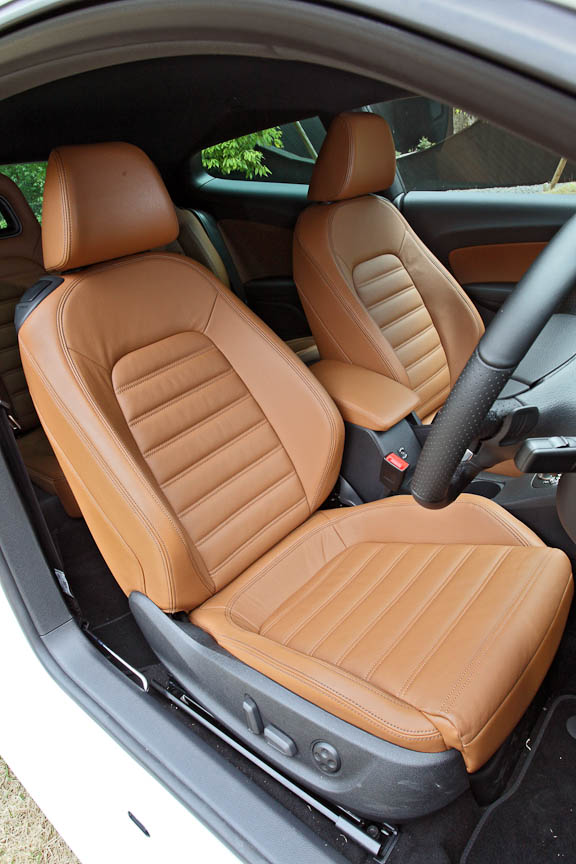 2.0 TSIのシートはレザータイプが標準。さらに運転席が8ウェイパワーシートとなるほか、運転席＆助手席ともにパワーランバーサポートとシートヒーターを採用。イージーエントリーも電動化されている。写真のトリュフカラーはキャンディホワイトとディープブラックパールエフェクトのボディカラー選択時のみ装着可能。それ以外はブラックレザーとなる（前記2色はブラックレザーも選択可能）