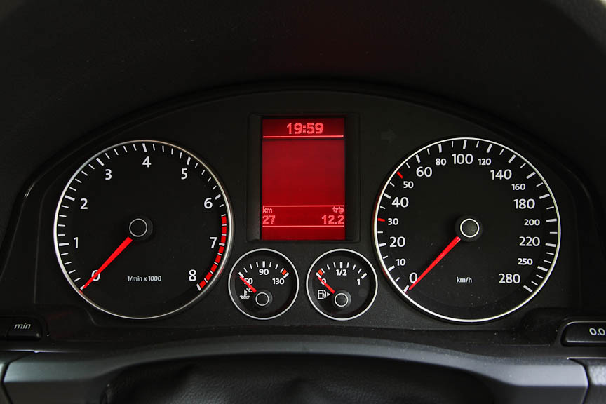 左にタコメーター、右にスピードメーター、その間にマルチファンクションインジケーターと水温、燃料計を配置。シンプルな表示だがとても見やすい