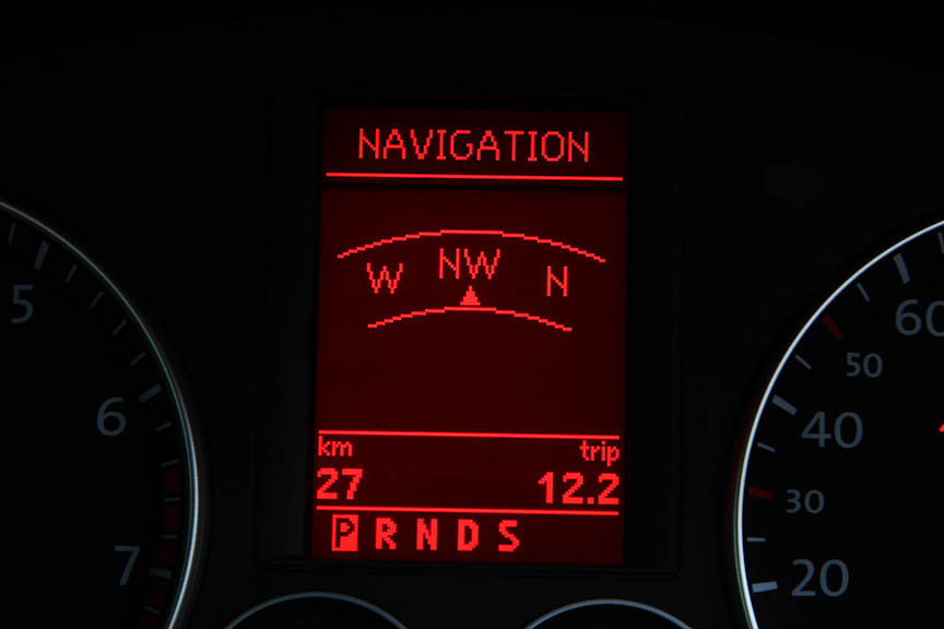 マルチファンクションインジケーターには時刻をはじめ、瞬間/平均燃費、走行距離、平均速度、運転時間、外気温度などの表示が可能。さらに言語切り替えなどのメニューや進行方向、ナビのルート案内時には矢印による簡易案内も可能だ