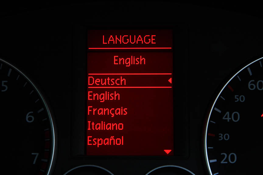 マルチファンクションインジケーターには時刻をはじめ、瞬間/平均燃費、走行距離、平均速度、運転時間、外気温度などの表示が可能。さらに言語切り替えなどのメニューや進行方向、ナビのルート案内時には矢印による簡易案内も可能だ