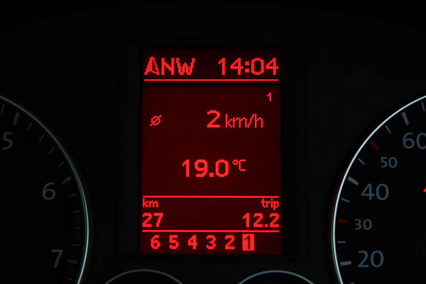 マルチファンクションインジケーターには時刻をはじめ、瞬間/平均燃費、走行距離、平均速度、運転時間、外気温度などの表示が可能。さらに言語切り替えなどのメニューや進行方向、ナビのルート案内時には矢印による簡易案内も可能だ