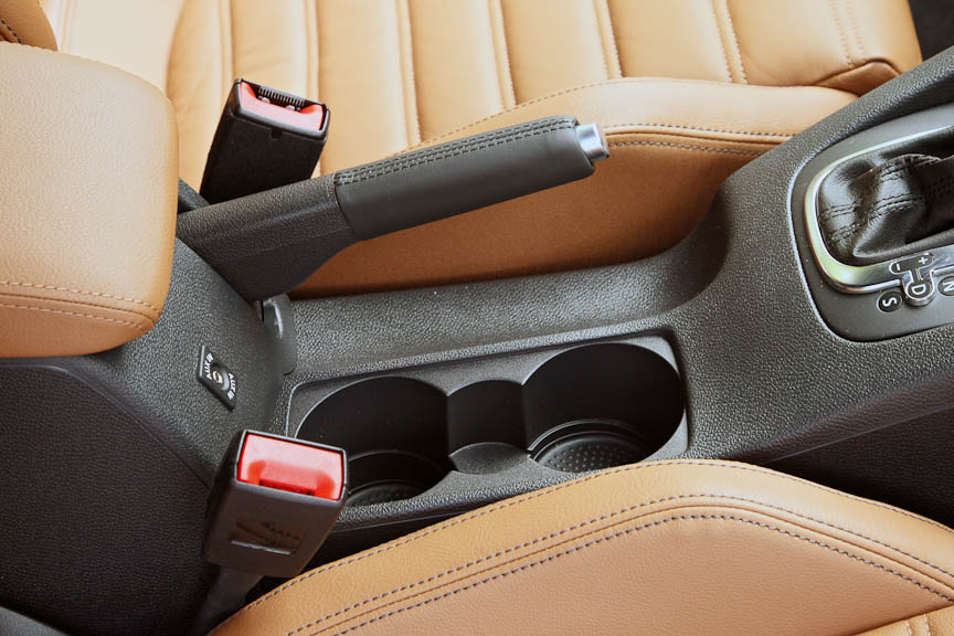 シフトレバー後方にはサイドブレーキと2個分のカップホルダーを装備。アームレストとの間に見えるのはオーディオの外部入力端子