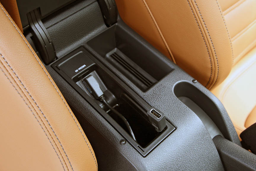 アームレスト下はボックスではなく、小さな収納スペースのほかRNS 510用の外部機器用USB端子を備える。iPod接続時はここにオプションケーブルを接続する