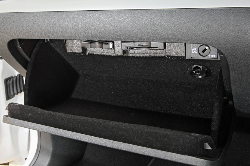 グローブボックスはごく一般的なサイズ。上部にはエアバッグをオフにするためのキーシリンダーのほかETCユニット、地デジ用のB-CASカードユニットを配置