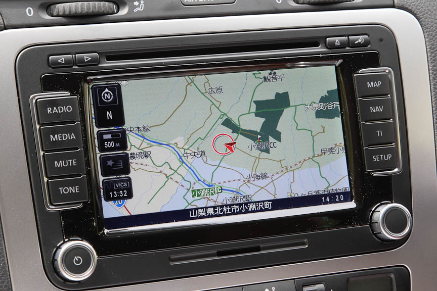ナビの操作はダイヤルによる選択、決定で行なうほか、タッチパネルによる操作も可能。直感的で分かりやすく、HDDモデルということもあってストレスなく扱える