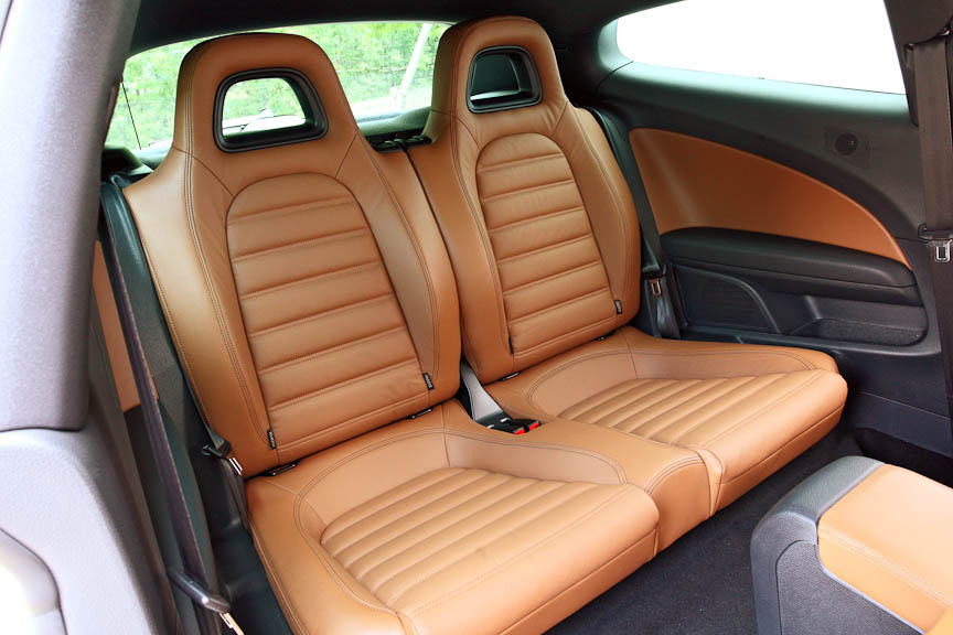 2.0 TSIのシートはレザータイプが標準。さらに運転席が8ウェイパワーシートとなるほか、運転席＆助手席ともにパワーランバーサポートとシートヒーターを採用。イージーエントリーも電動化されている。写真のトリュフカラーはキャンディホワイトとディープブラックパールエフェクトのボディカラー選択時のみ装着可能。それ以外はブラックレザーとなる（前記2色はブラックレザーも選択可能）