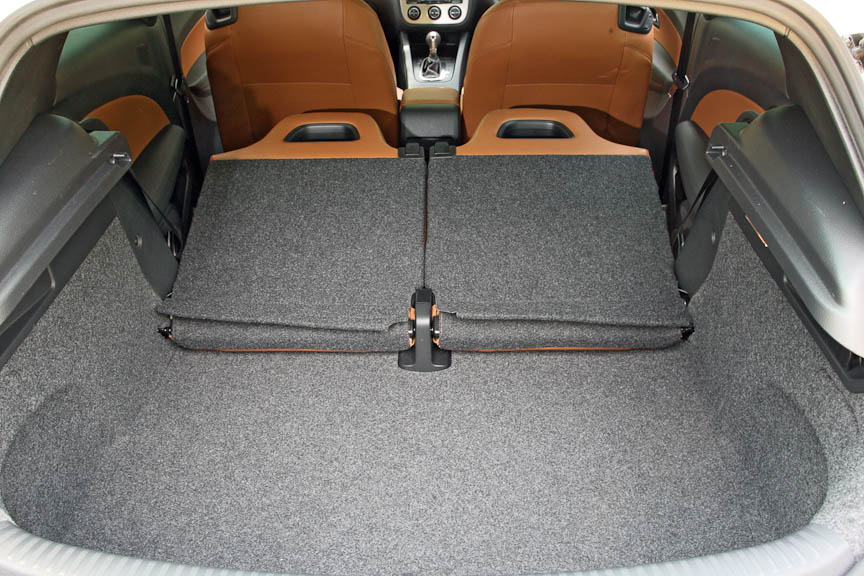 ラゲッジスペースはフル乗車時で312L、5:5分割可倒式のリアシートを倒せば1006Lもの容量を確保できる。リアシートを見れば分かるように深さがかなりあるため、大型の荷物も積載可能だ