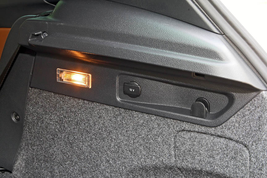 ラゲッジスペースの右サイドにはランプのほか、12Vの電源ソケットを用意。荷物を固定するのに便利なラゲッジフックも