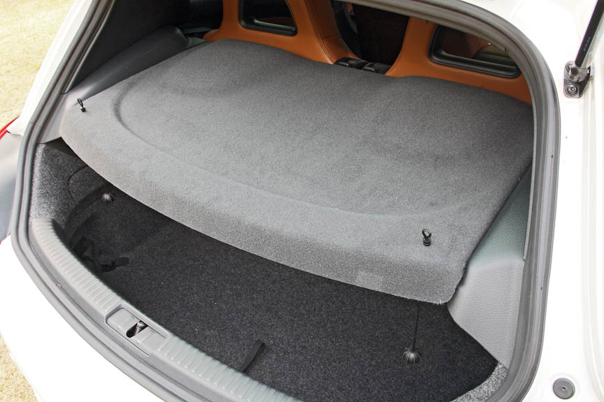 ラゲッジスペースを見えなくするトノカバーも標準。一般的なハッチバック車などに用意されているのと同タイプだ
