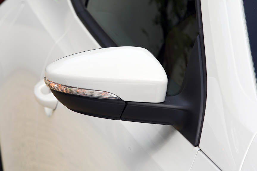 シャープな造形のドアミラーはウインカーを内蔵するタイプ。ヒーターおよび助手席側にはリバース連動機能も搭載している