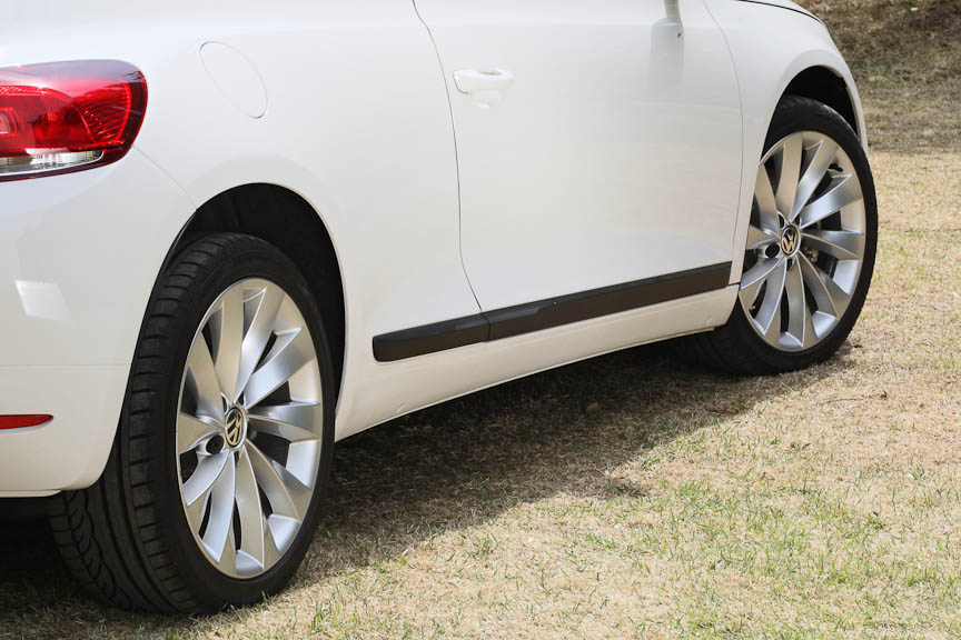 ボディーサイドはフロアに近づくにつれボリュームを増していく独特のスタイル。そこからフェンダーへと続くなめらかな盛り上がりは、アスリートの筋肉のような力強さを感じさせる