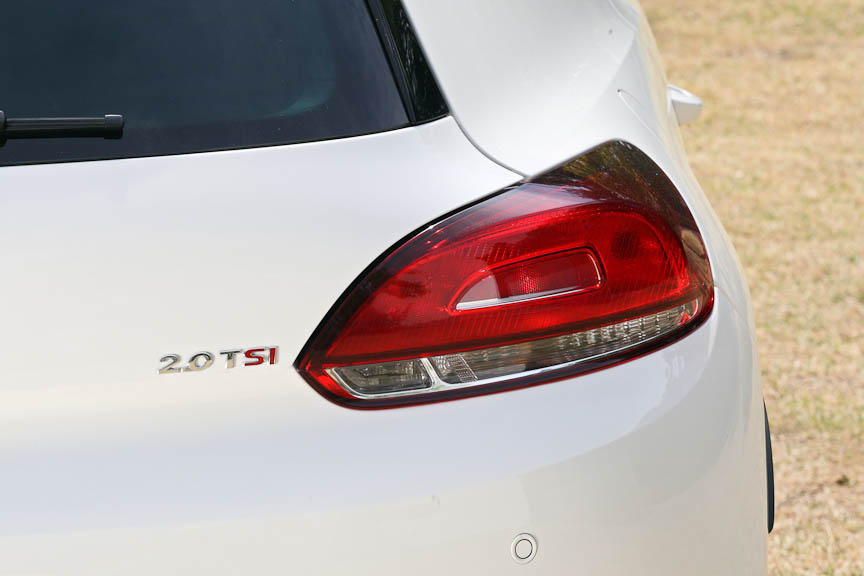 テールランプもTSI同様、レッドとクリアのコンビネーションタイプ。また、リアバンパーにはオプティカルパーキングシステム用のセンサーを用意。障害物を検知すると警告音とともにナビディスプレイ上に障害物を表示、視覚的に危険を教えてくれる