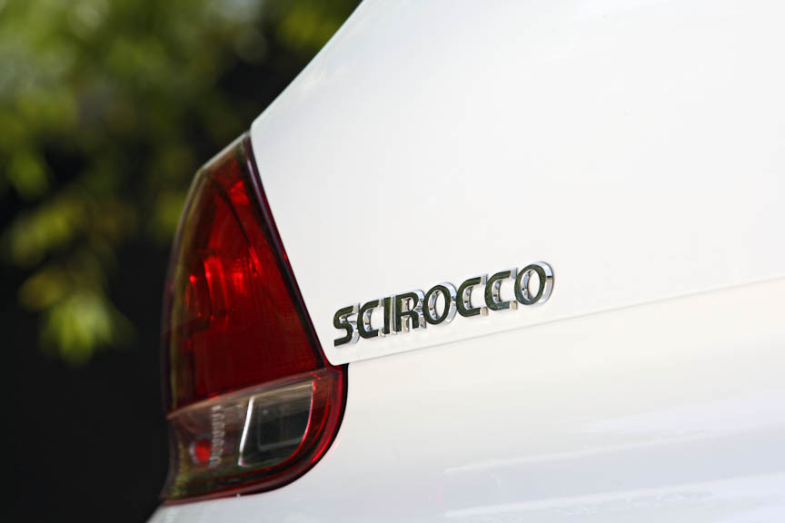 エンブレムは左サイドにSCIROCCO、右サイドにグレード名の2.0 TSIを装着