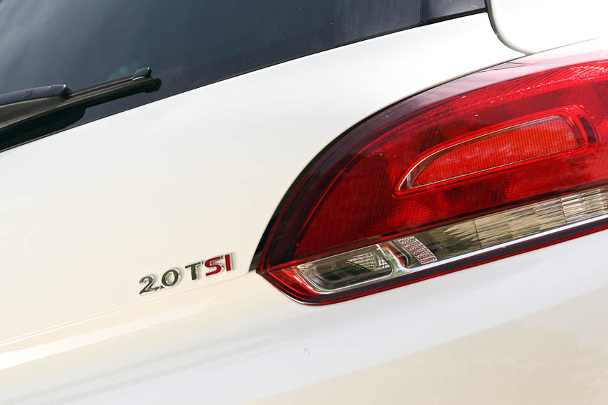 エンブレムは左サイドにSCIROCCO、右サイドにグレード名の2.0 TSIを装着