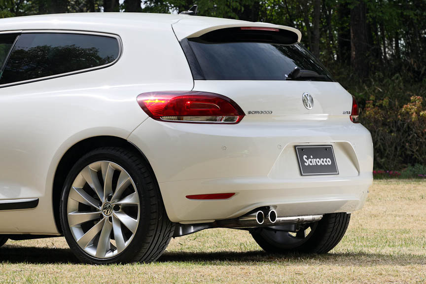 マフラーのテールパイプにはクロームタイプのフィニッシャーを装着。外観では数少ないTSIとの差異がある部分だ