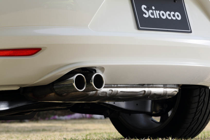 マフラーのテールパイプにはクロームタイプのフィニッシャーを装着。外観では数少ないTSIとの差異がある部分だ