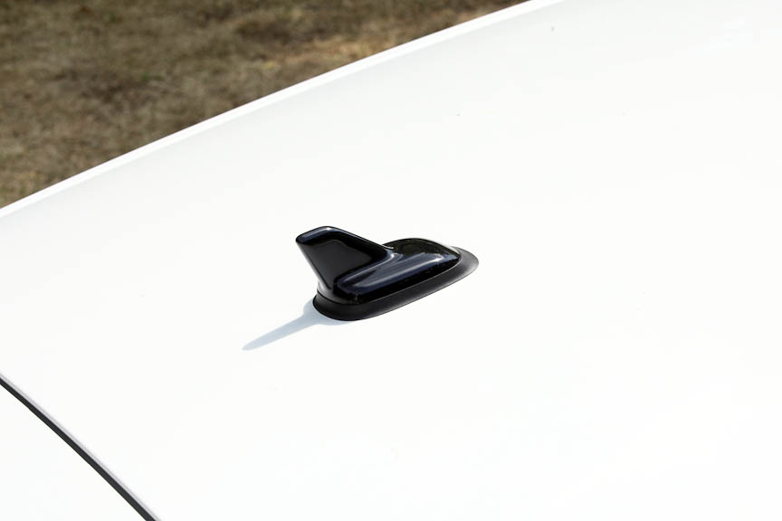 ルーフエンドに用意されるアンテナは小型の固定式