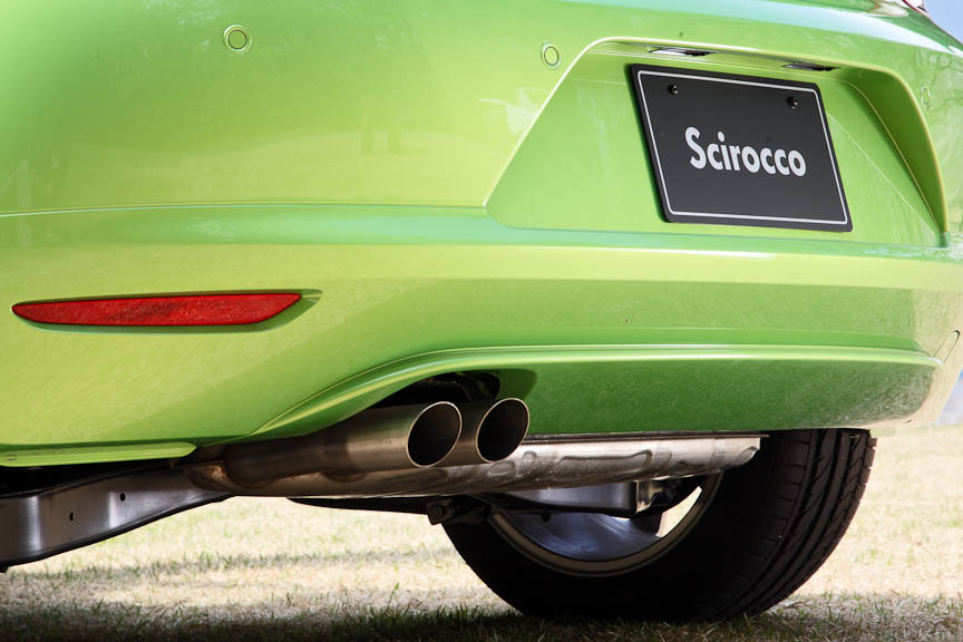 マフラーのテールエンドはパイプをナナメにスッパリと切り落としたような処理だが、これでも十分にスポーティーな印象を受ける