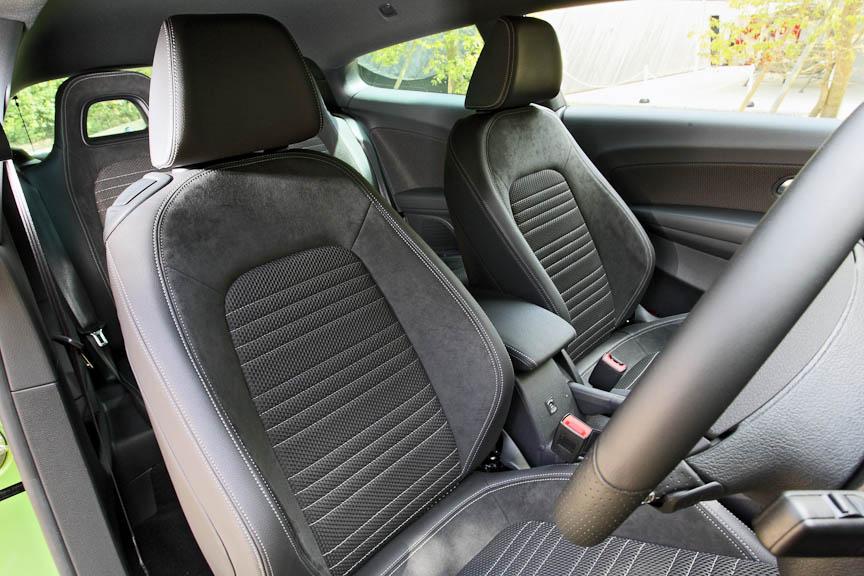 シートはアルカンターラとファブリックのコンビネーション表皮で、身体や腰まわりなどのホールド性が高められたスポーツタイプ。リアシートへの乗り降りを助けるイージーエントリー機能を含め、各部の操作は手動式だ