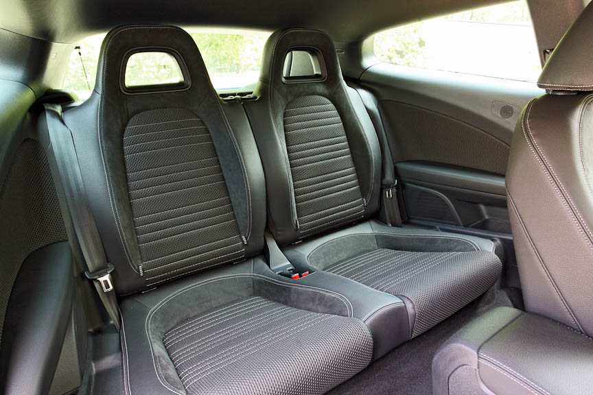 2人分がきちんと確保されたリアシート。仕上げや素材はフロントシートに準じたもの。こちらもホールド製に優れた形状で、シートベルトも左右とも3点式だ。2.0 TSIと同じく50:50の分割可倒式