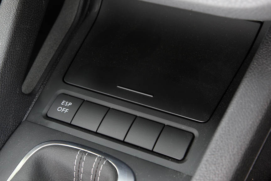 シフトノブ前方には灰皿やシガーライターが収まるボックスとともにESPのオフスイッチを用意