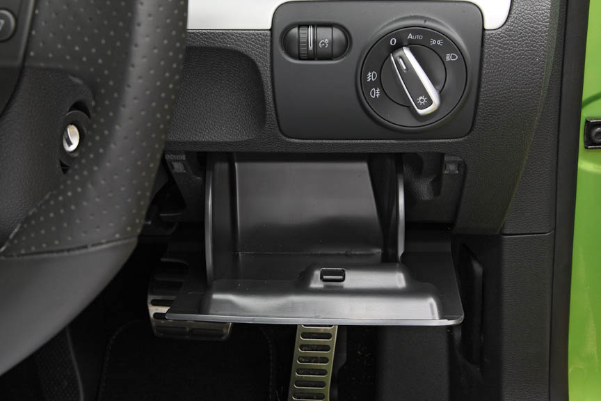 ライトスイッチの下にはフタ付きの小物入れも。容量は小さいがカードなどを入れておくには便利そうだ