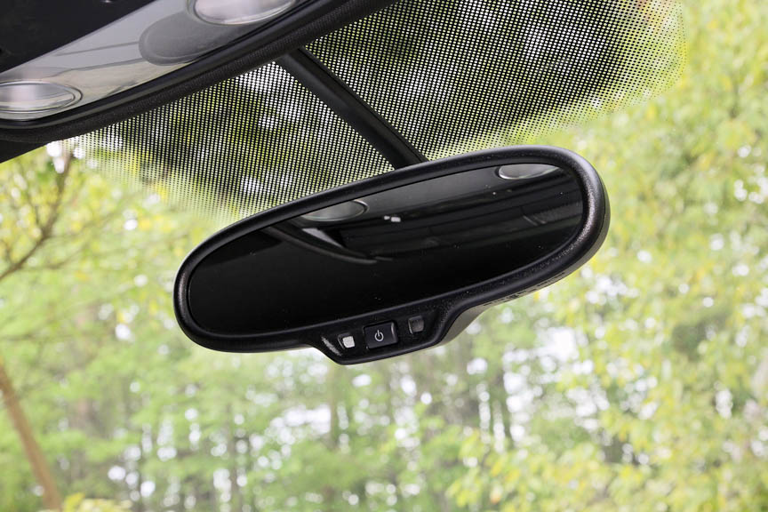 ルームミラーは自動防眩タイプ。後続車両のライト光量が一定以上になると自動的に減光してくれる