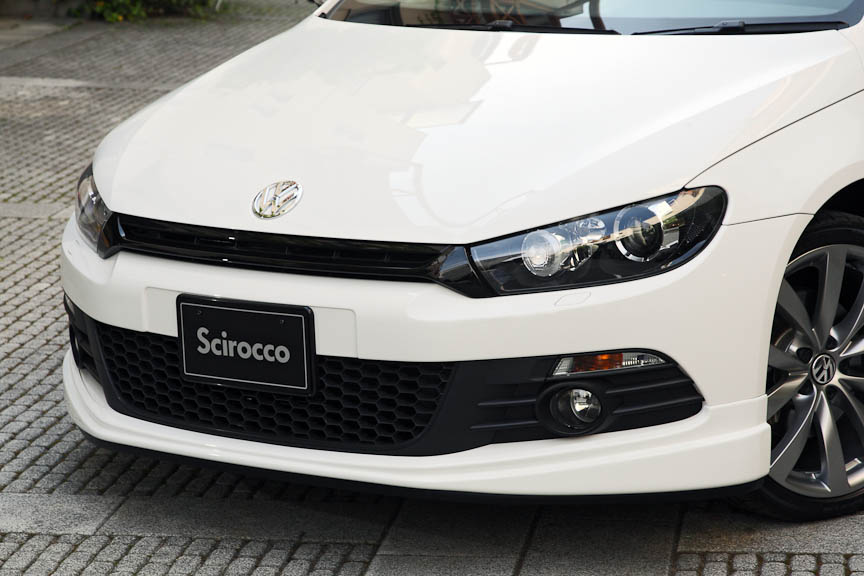 ノーマルバンパーの下部に装着するシンプルなフロントスポイラー。よりアグレッシブなスタイルのフロントスカート、ボディーサイドを引き締めるサイドスカートも用意