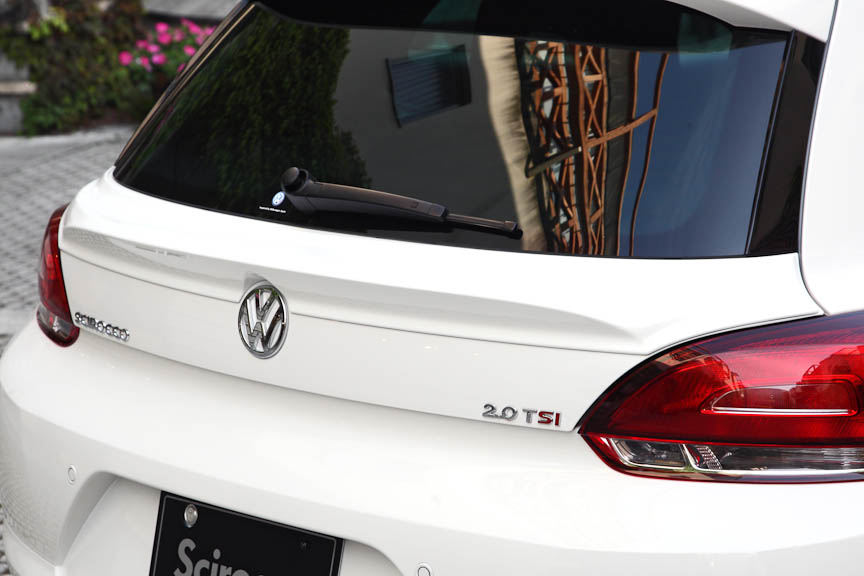 リアゲートに装着する小振りのリアスポイラー。フロント、サイドと組み合わせてより迫力のあるスタイルを楽しむリアスカートも