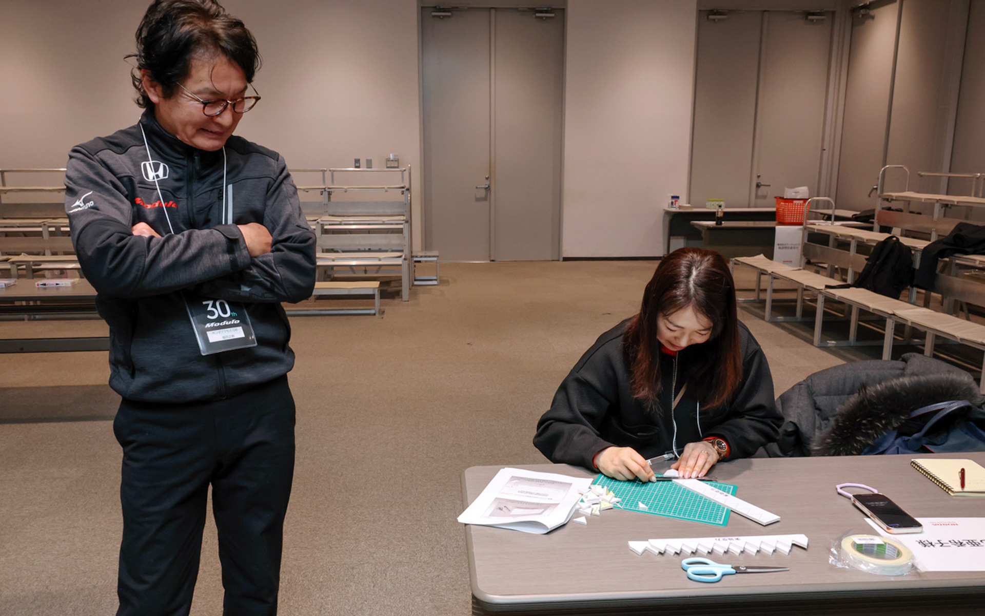 ホンダアクセスOBで元Modulo開発統括の福田さんに見守られながら、シェブロン形状の実効空力デバイスを手作り中。クルマへの愛情があっても、手先が器用でないと開発は務まらないかもしれませんね……