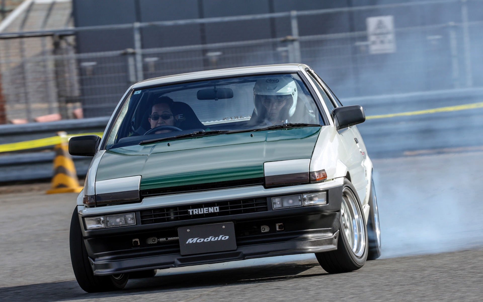 最後に、土屋さんの愛車としてバリバリに仕上げてあるAE86にもシェブロン実効空力デバイスを貼って、ドリフト走行を披露してくれました。迫力満点！