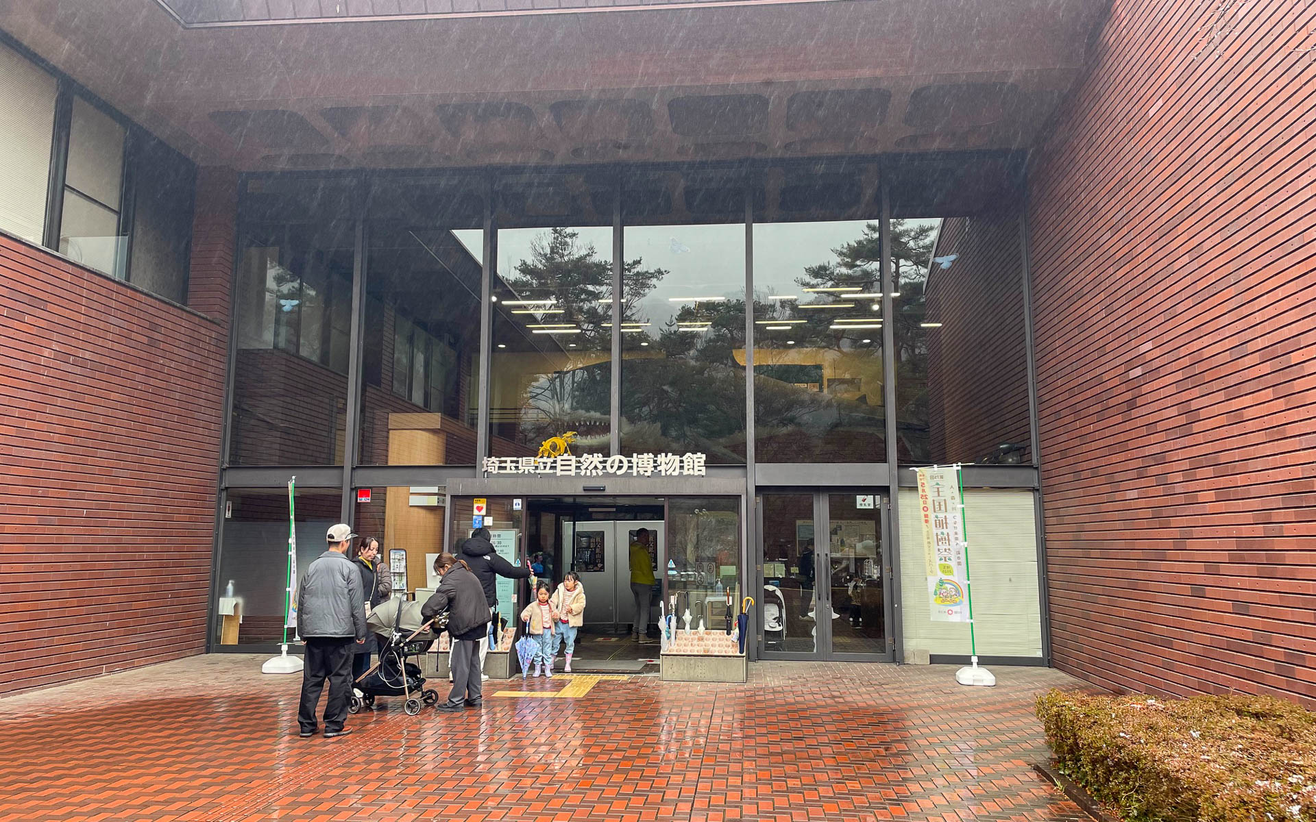 埼玉県立自然の博物館。あいにくの雨だったが期待以上だった。地層に興味のある人はさらに楽しめると思う。長瀞の地層は面白いらしい