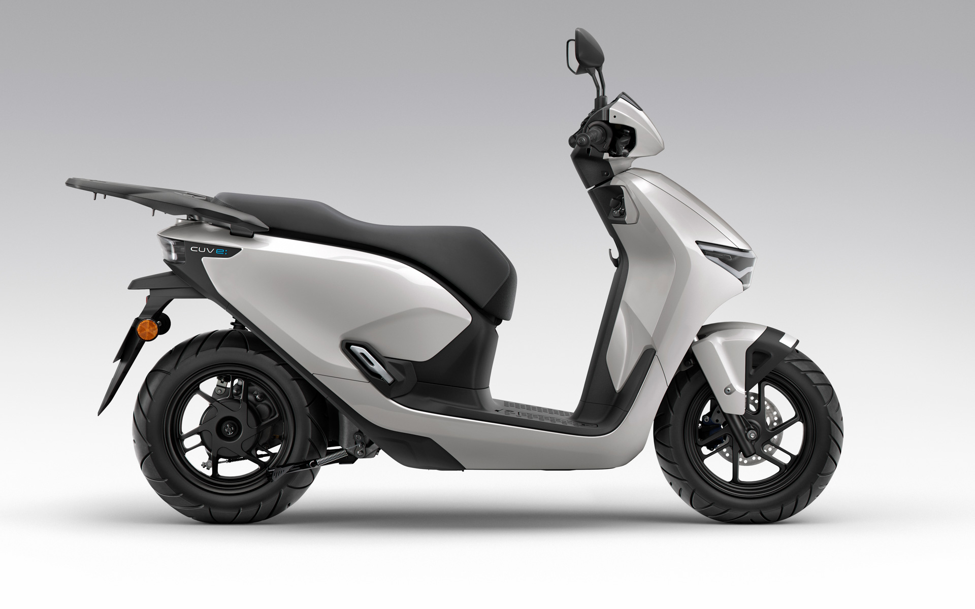 CUV e:（パールジュビリーホワイト）