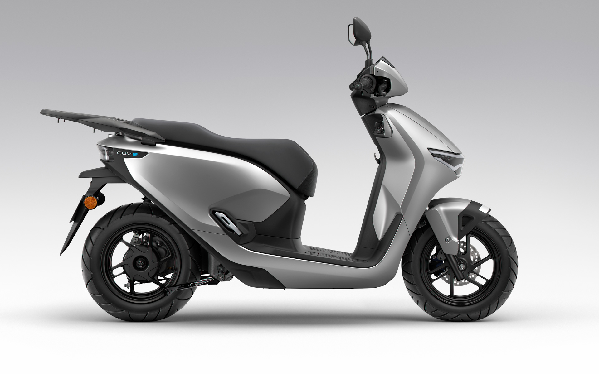 CUV e:（プレミアムシルバーメタリック）