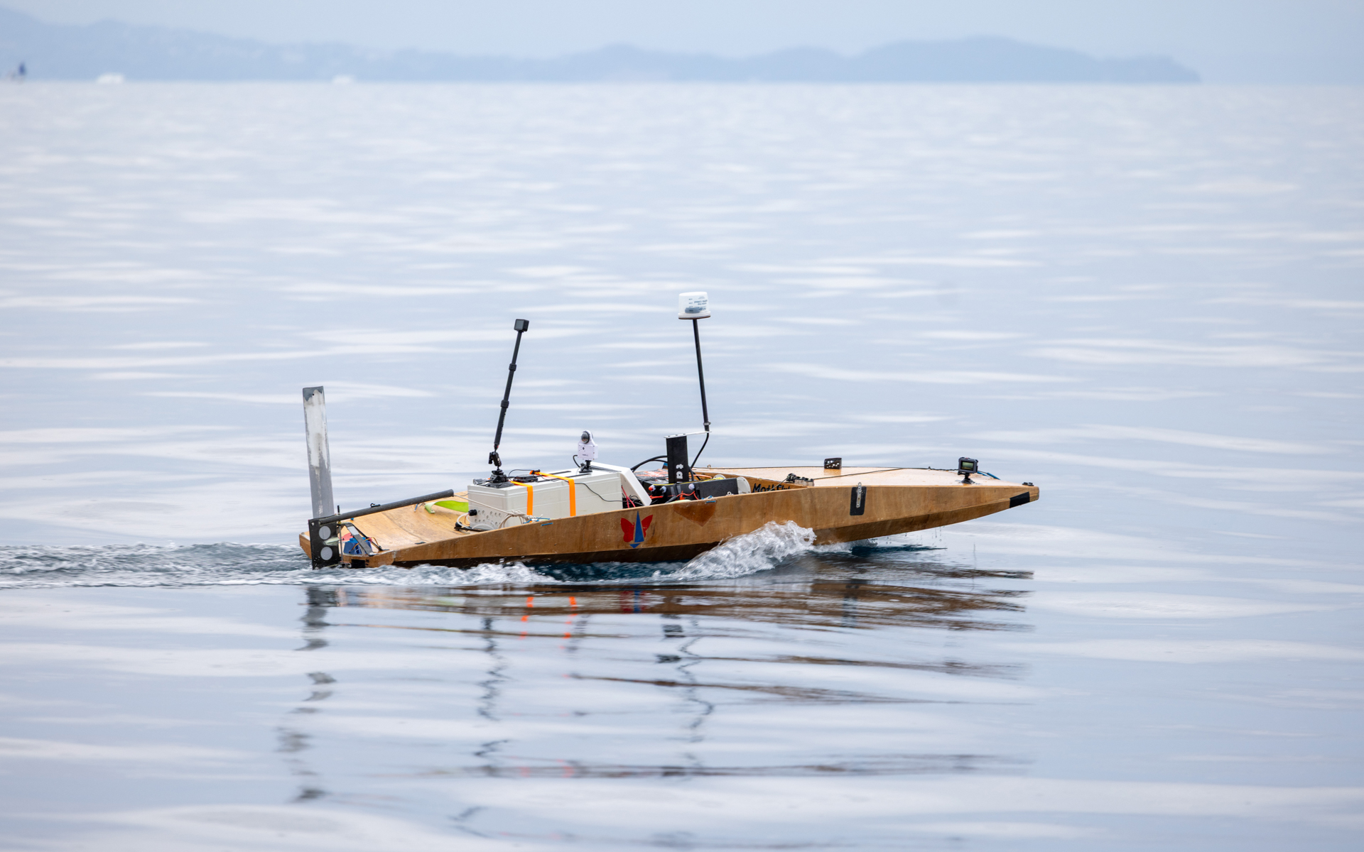 テスト中の小型無人ボート「UMIAILE ASV」開発船体