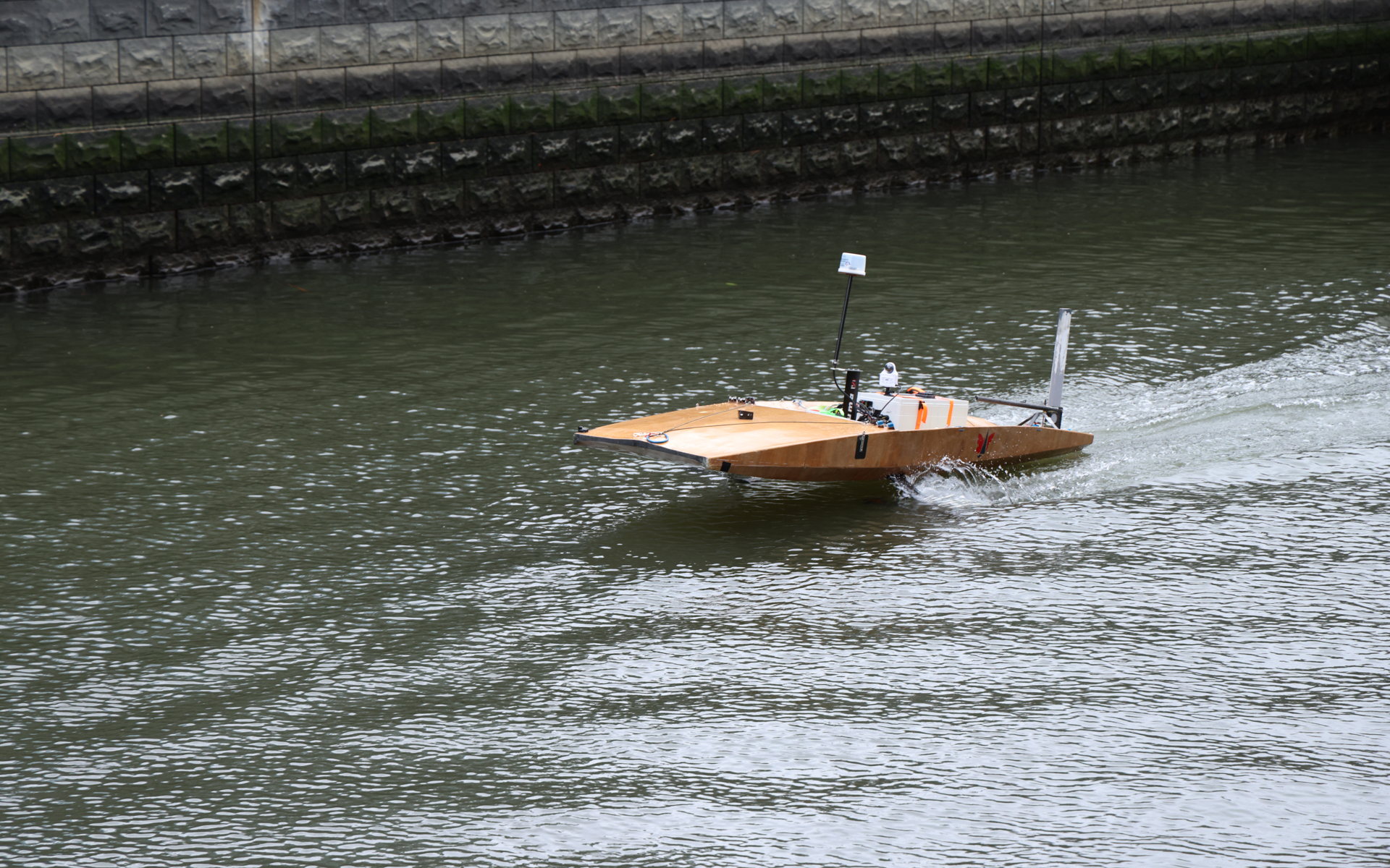 テスト中の小型無人ボート「UMIAILE ASV」開発船体