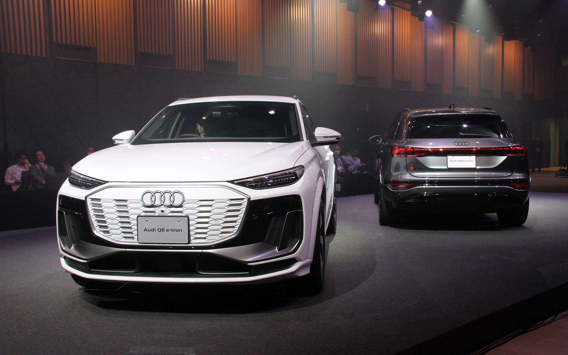 発表会会場には「Q6 e-tron quattro」と「SQ6 e-tron」の2台が展示された