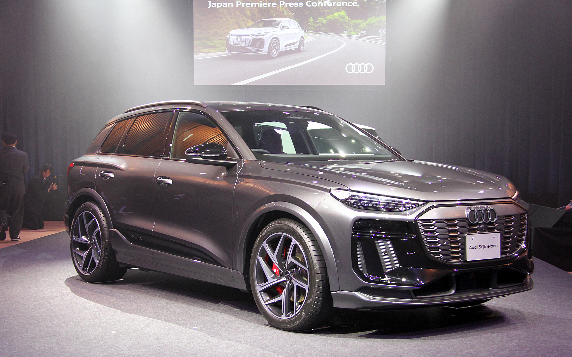 SQ6 e-tron。ボディサイズはQ6 e-tron quattroに対して全幅が25mm広がり1965mmとした